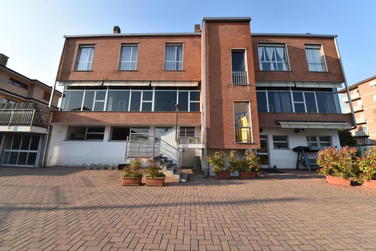 Modern Apartment Halfway Between Milan And Como Cogliate Exteriör bild