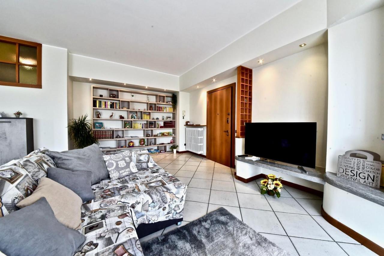 Modern Apartment Halfway Between Milan And Como Cogliate Exteriör bild